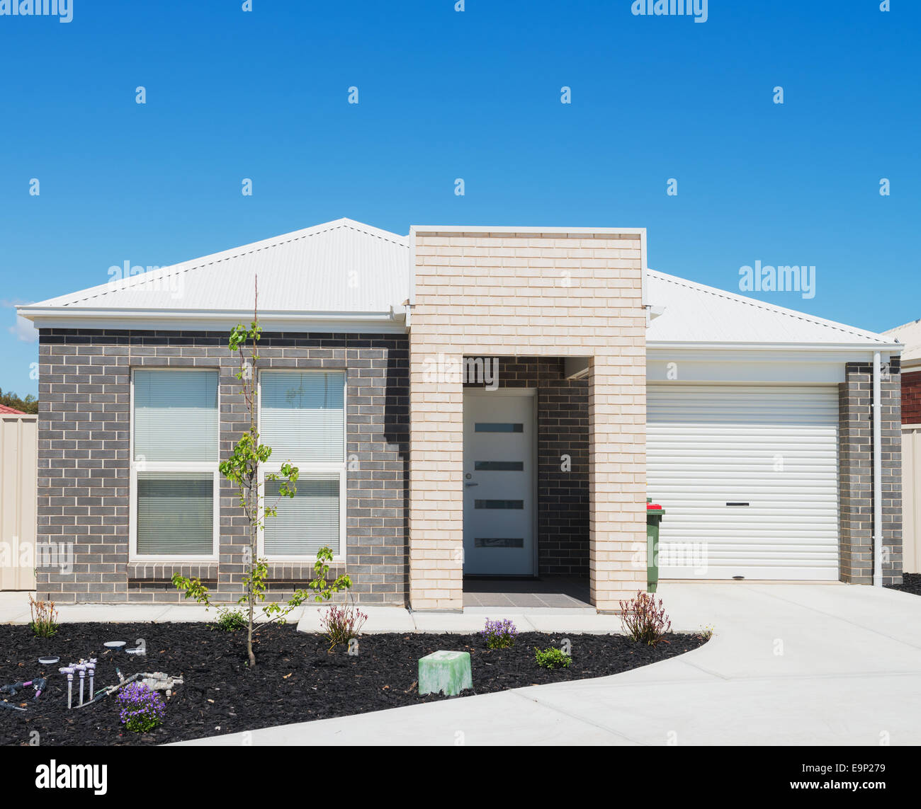 Typische Fassade ein modernes Vorstadthaus Stockfoto