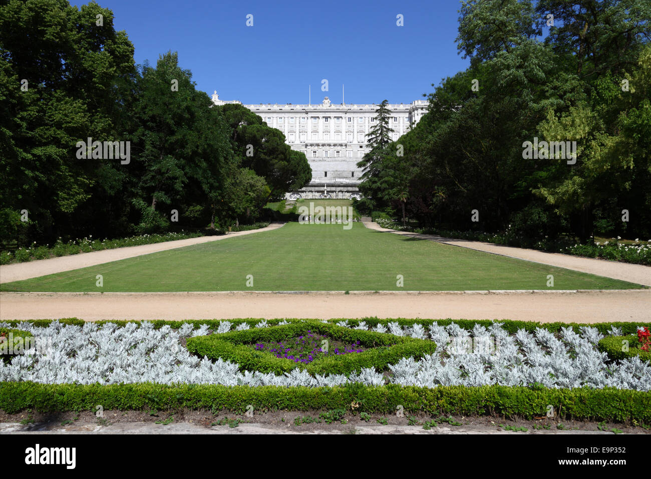 Blumenbeet in Campo de Moro Gärten / Jardines del Palacio Real, Königspalast dahinter, Madrid, Spanien Stockfoto