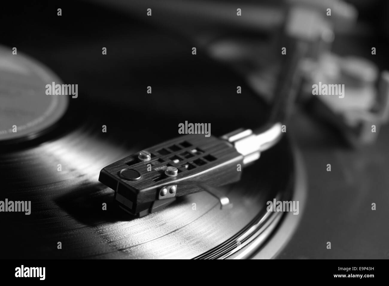Vinyl Platten spielen auf einem Drehteller. Schwarz und Weiß Stockfoto