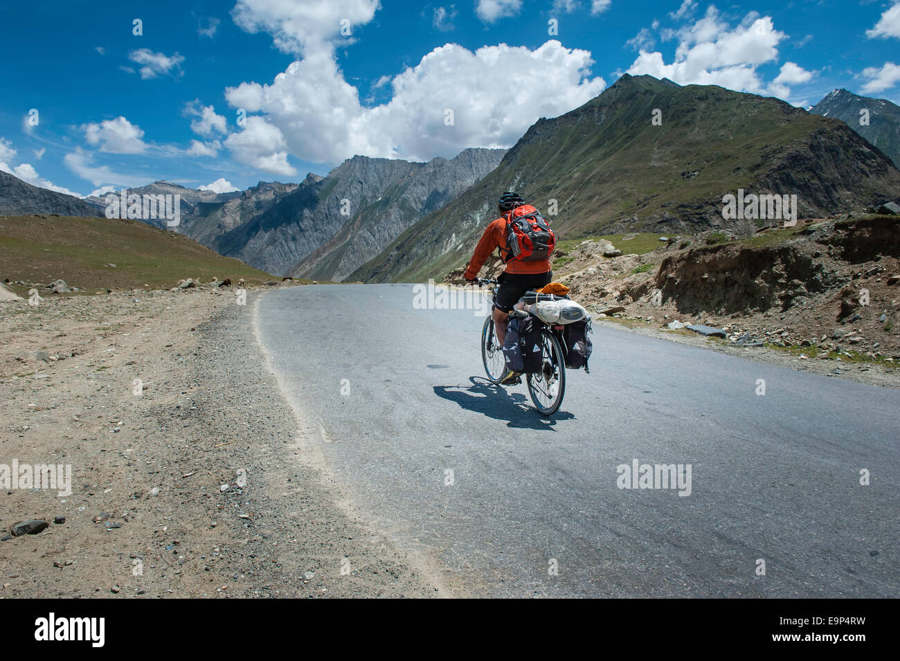 Fahrer ist in der Nähe von Fotu La, Leh Srinagar Autobahn fahren Stockfoto