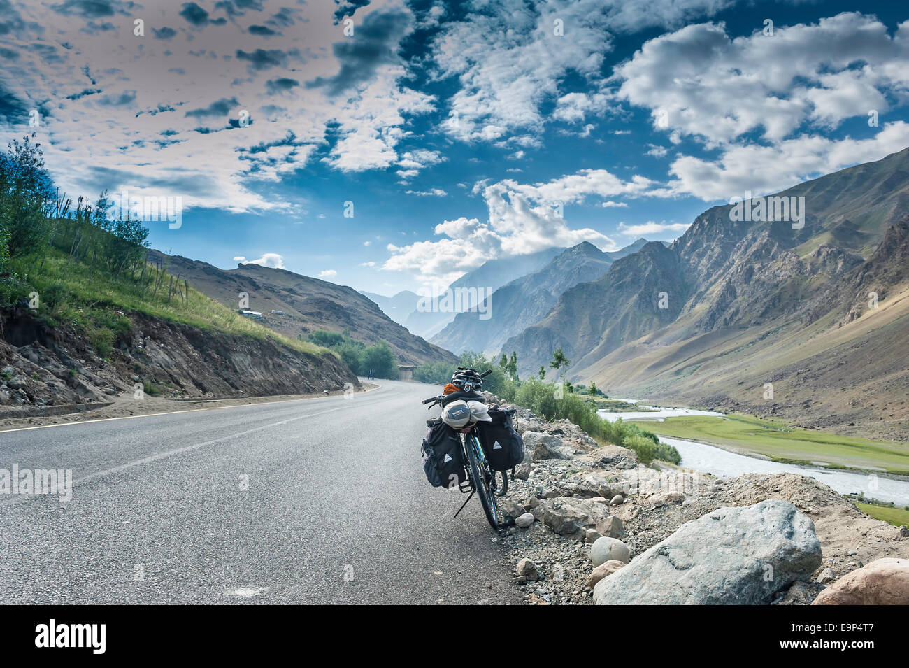 Fahrrad ist Ufer auf Srinagar Leh - Highway nach Kargil ruhen. Stockfoto