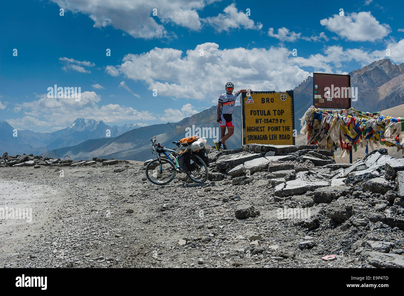 Fahrer wartet am Fotu La, Leh Srinagar Highway Stockfoto