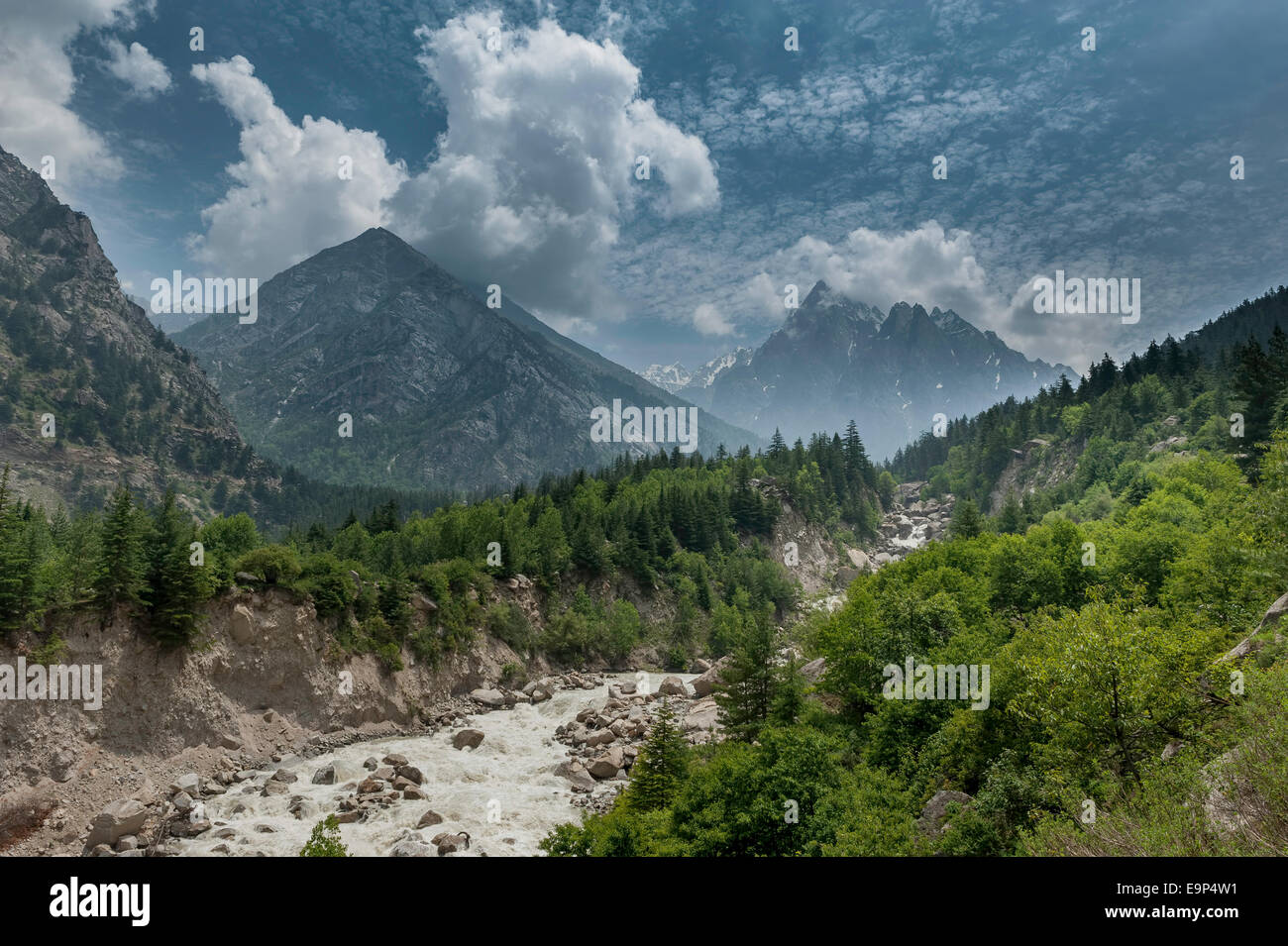 Blaue Wolken und Berge im Sangla Tal Stockfoto