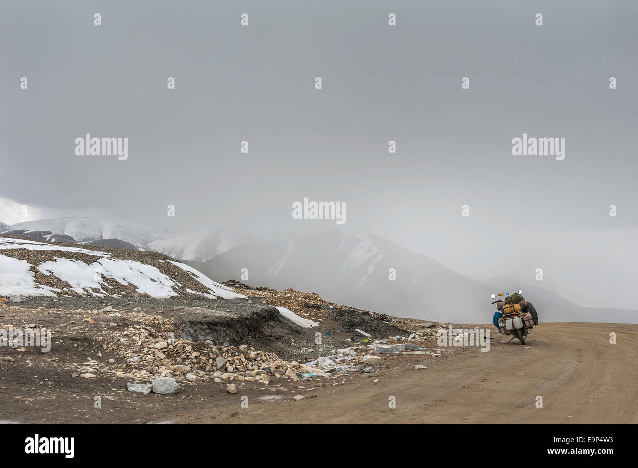 Motorrad ruht auf Taglang La Stockfoto