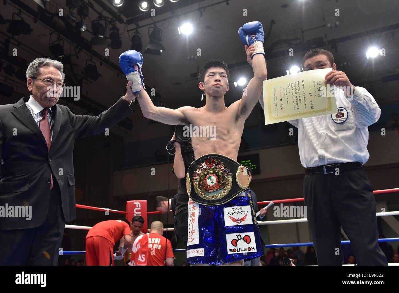 Tokio, Japan. 30. Oktober 2014. Kosei Tanaka (JPN) Boxen: Kosei Tanaka Japan feiert mit seinem Champion Gürtel nach dem Gewinn der OPBF Minimumgewicht Titelkampf in der Korakuen Hall in Tokio, Japan. © Hiroaki Yamaguchi/AFLO/Alamy Live-Nachrichten Stockfoto