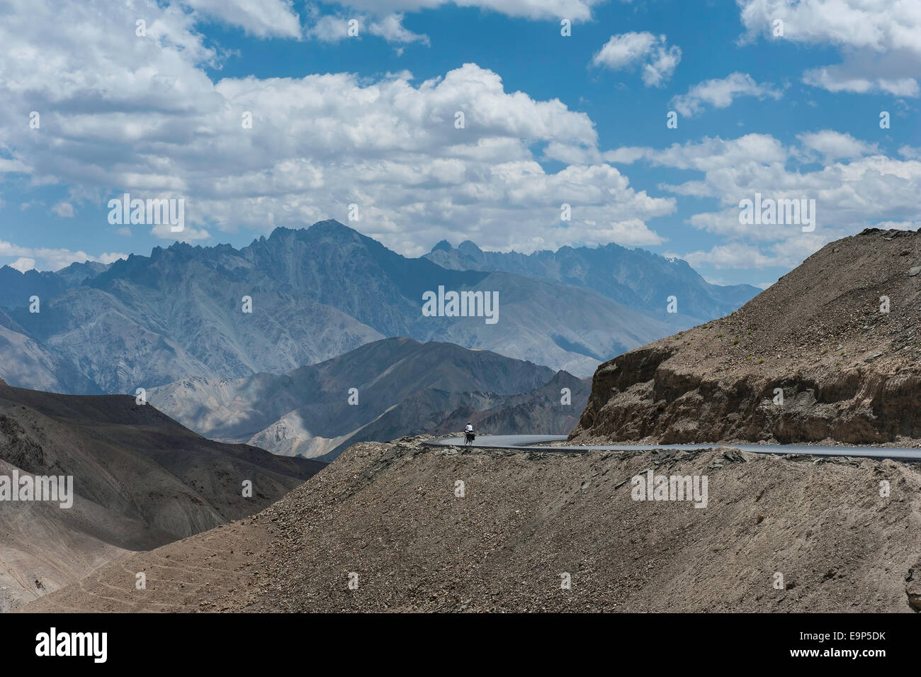 Fahrrad-Abenteuer auf Leh - Srinagar-Autobahn Stockfoto