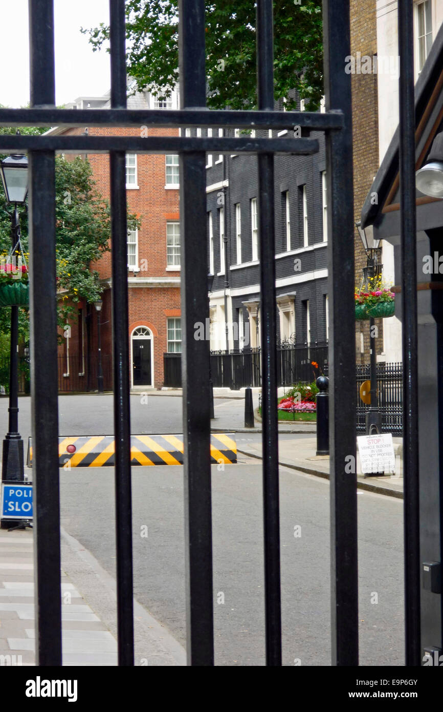 Eingang zur Downing Street, Whitehall, London, das Herz der britischen Regierung Stockfoto