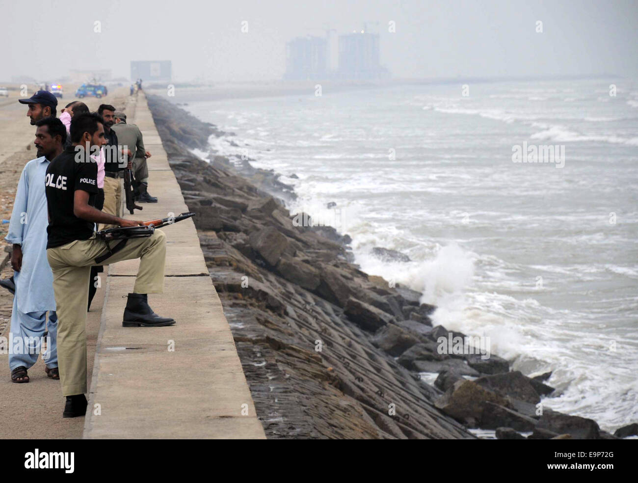 Karachi. 30. Oktober 2014. Polizisten bewachen im Sea View Beach, im südlichen Hafenstadt pakistanischen Stadt Karachi am 30. Oktober 2014. Laut Wetterdienst des Landes der Hurrikan Haiders seiner Stärke verloren und wird dazu führen, dass Starkregen in den pakistanischen Küstengebieten. © Masroor/Xinhua/Alamy Live-Nachrichten Stockfoto