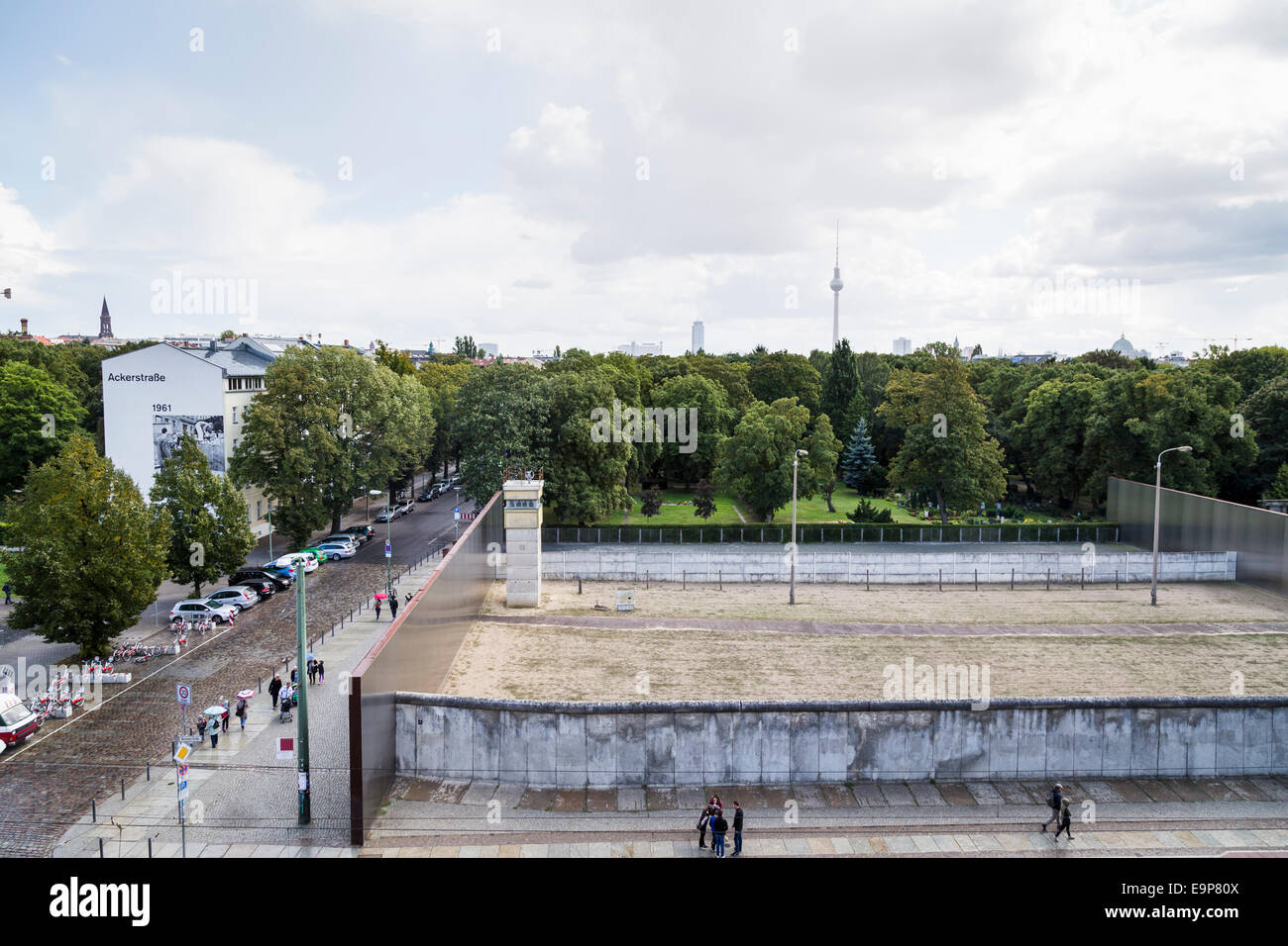 Teil des Todesstreifens erhalten, Gedenkstätte Berlin Mauerpark, Bernauer Straße, Berlin Stockfoto