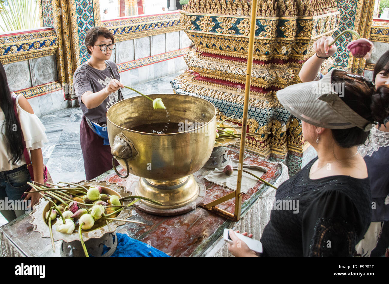 Leute tut Rituale im Wat Phra Kaew des grand Palace bangkok Stockfoto