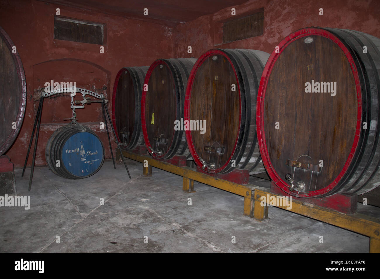 Große ovale Eiche Weinfässer verwendet zur Reifung Guasti Clemente Weine. Nizza Italien. Stockfoto