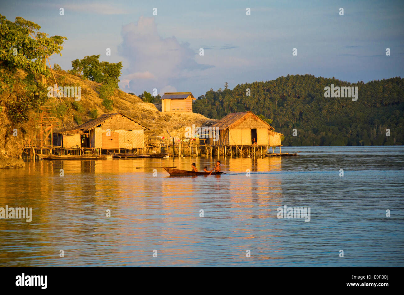 Dorfhäuser mit Stelzen der Bajau Meer Nomaden, Insel Malenge, Sulawesi, Indonesien Stockfoto