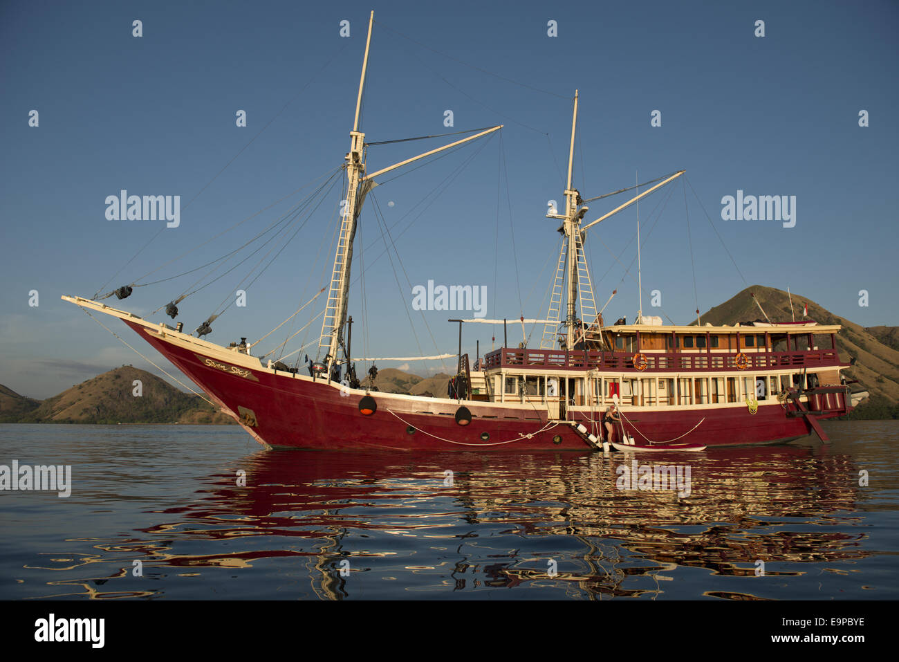 Liveaboard Boot auf dem Meer, Kelor Insel, nahe der Insel Flores, Komodo N.P., kleinen Sunda-Inseln, Indonesien, Juli Stockfoto