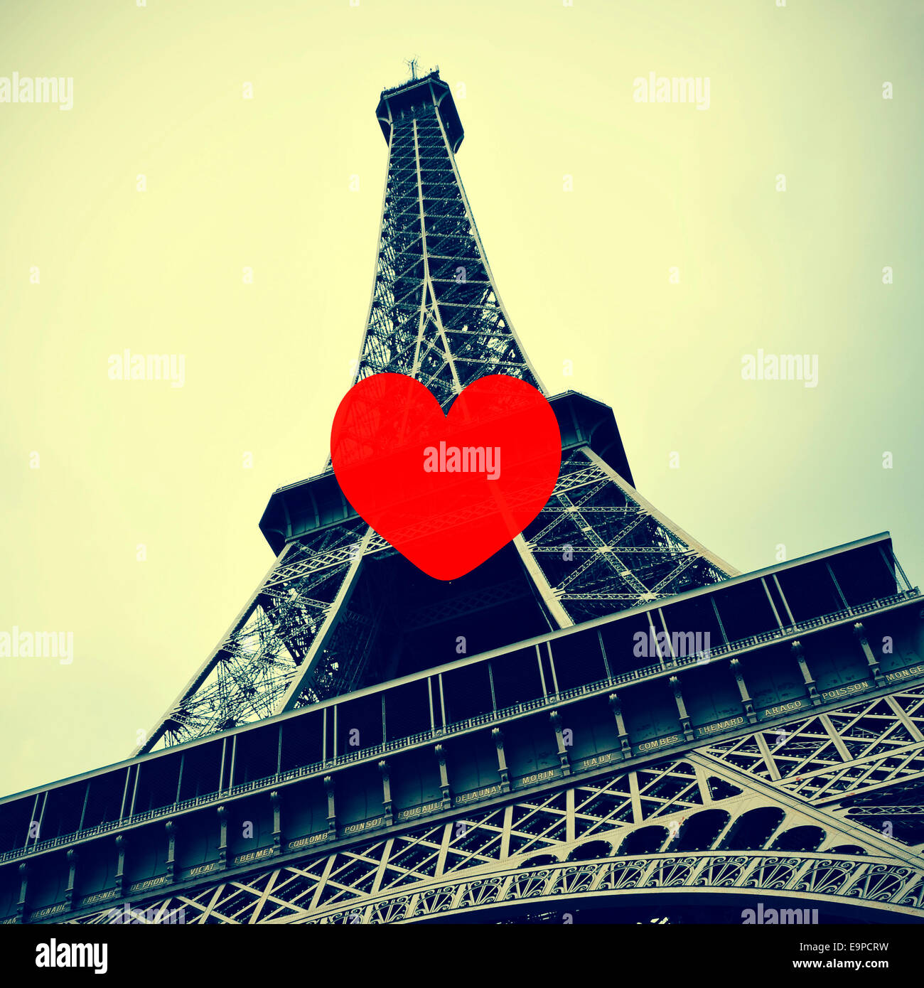 ein Bild des Eiffelturms in Paris, Frankreich, mit einem Retro-Effekt mit einem Herzsymbol wie die gleichartigen Tasten in sozialen Netw verwendet Stockfoto
