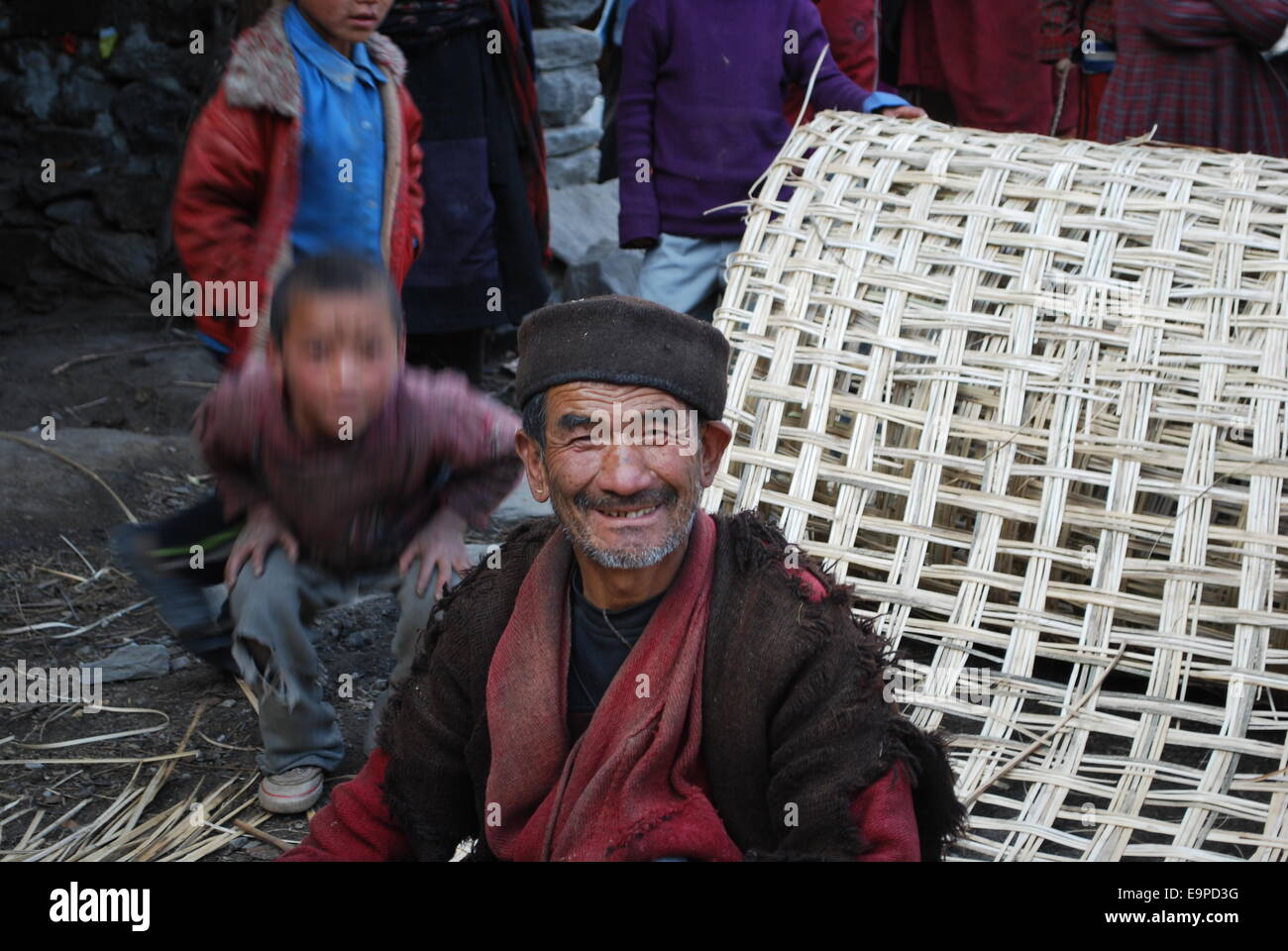 Alter Mann in einem tibetischen/Tamang-Dorf Stockfoto