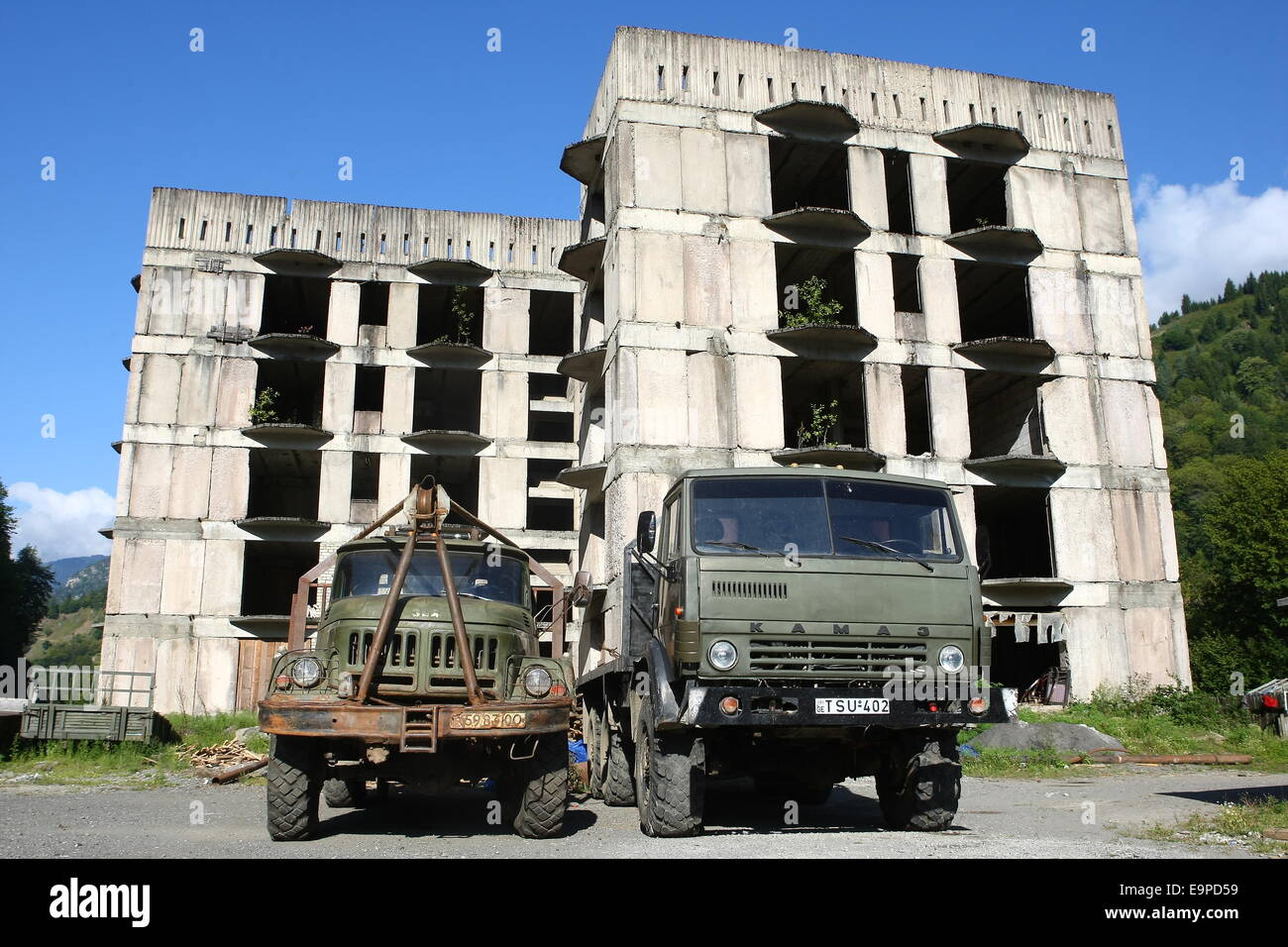 zwei Militär-LKW vor Verlassen der alten sowjetischen Gebäude. Georgien, Kaukasus, Asien, Europa Stockfoto