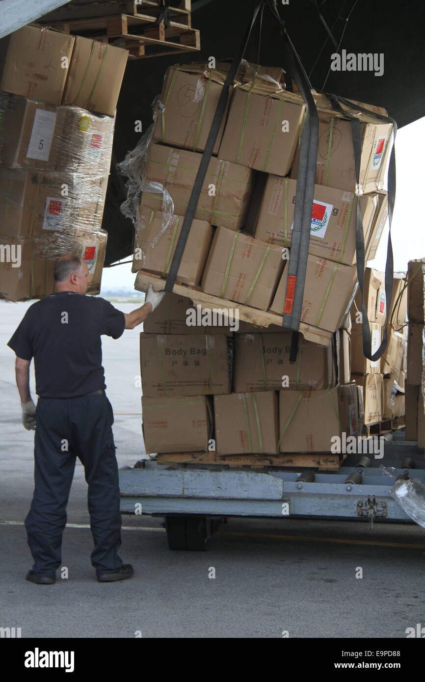 Abidjan, Côte d ' Ivoire. 31. Oktober 2014. Arbeiter entladen die Beihilfe in Abidjan, Côte d ' Ivoire, 31. Oktober 2014. Eine neue Charge von chinesische staatliche Beihilfen, die verwendet wird, für den Kampf gegen Ebola-Epidemie traf am Freitag in Abidjan, Côte d ' Ivoire. © Wen Hao/Xinhua/Alamy Live-Nachrichten Stockfoto