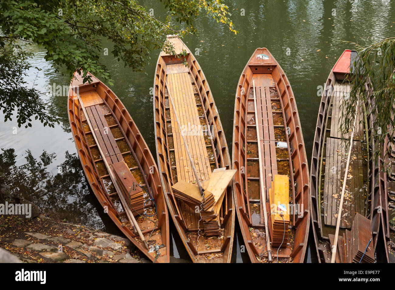 Holzboote am City Pier, Tübingen Altstadt. Stockfoto