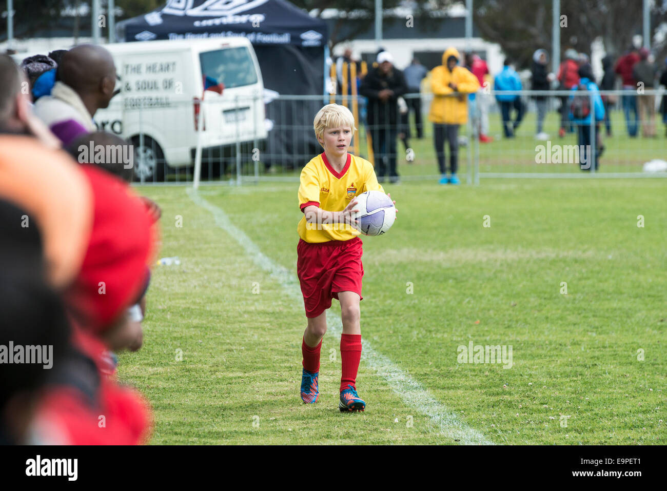 Junior-Football-Spieler macht einen Einwurf, Cape Town, Südafrika Stockfoto