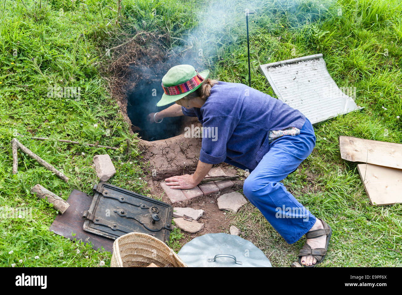 Mit einem Erdofen oder einer Kochgrube, die in den Hang eines Feldes gegraben wurde Stockfoto