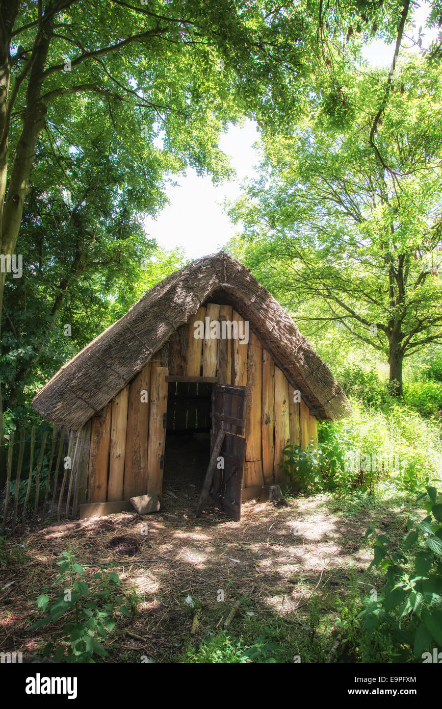 18. Jahrhunderts vergossen mittelalterlichen Holzfäller im Wald Stockfoto