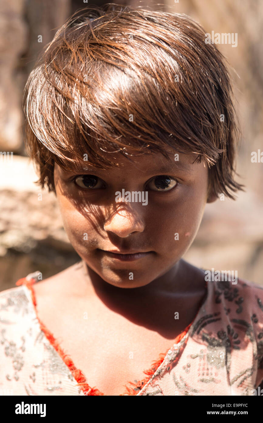 Porträt eines Mädchens mit schwarzen Augen. Gwalior Fort, Gwalior, Madhya Pradesh, Indien Stockfoto