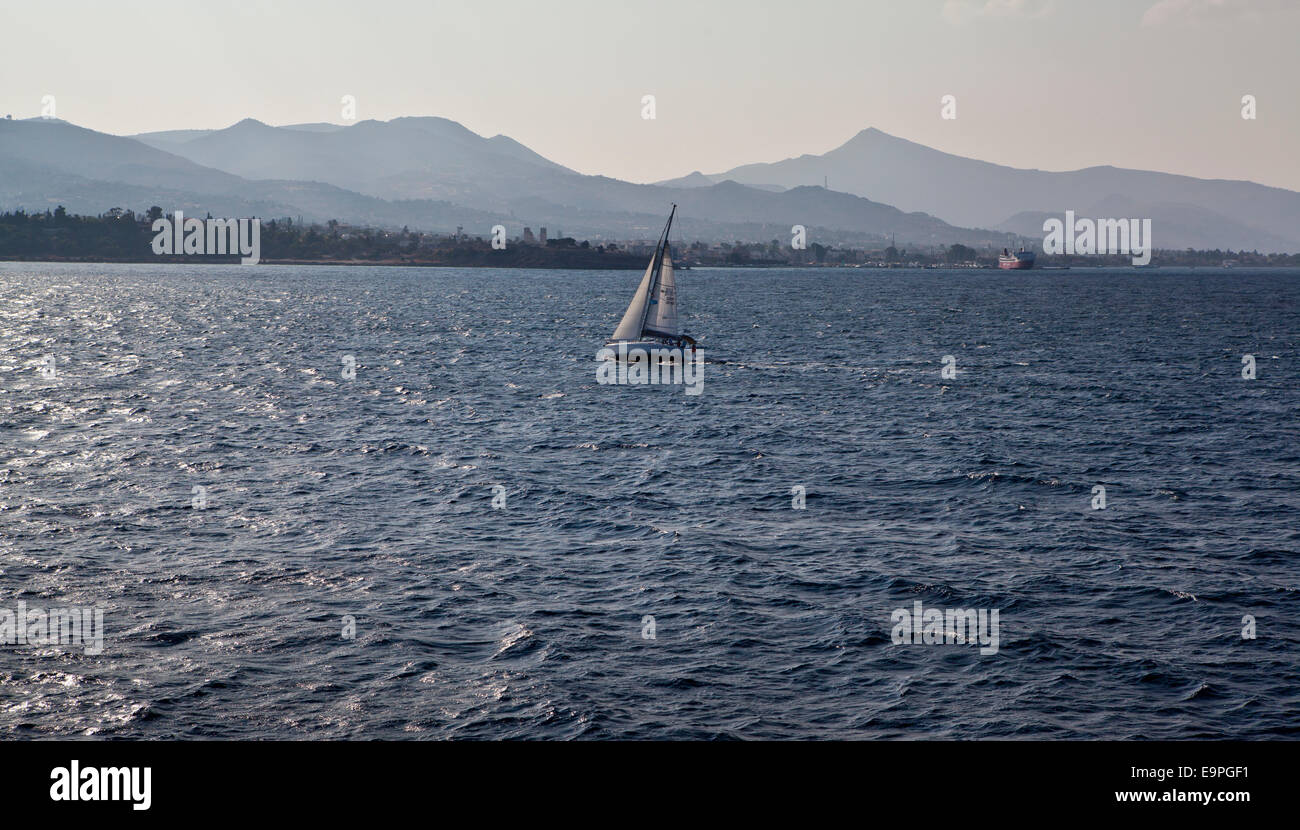 Die Küste und das Meer von der griechischen Insel Ägina, Griechenland. Stockfoto