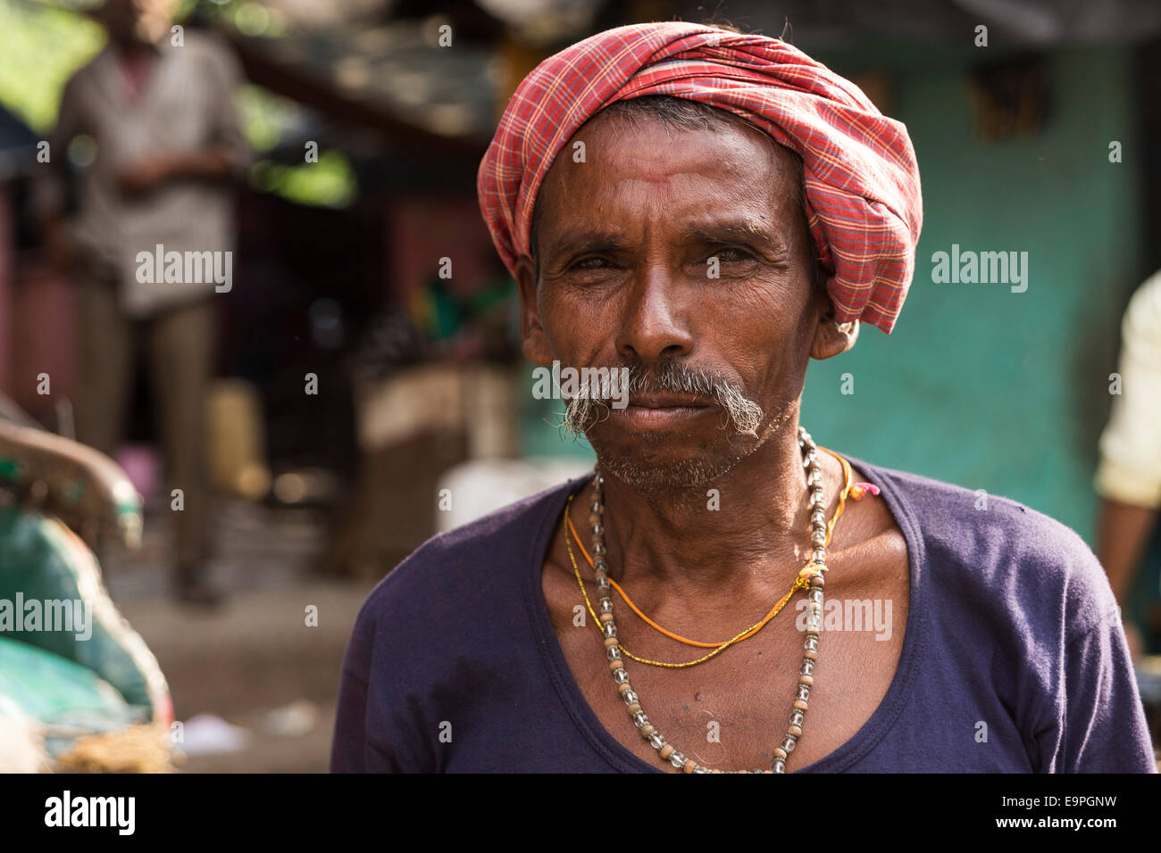 Portrait Mann mit rotem Turban. Mullik Ghat Blumenmarkt, Kolkata, Westbengalen, Indien Stockfoto