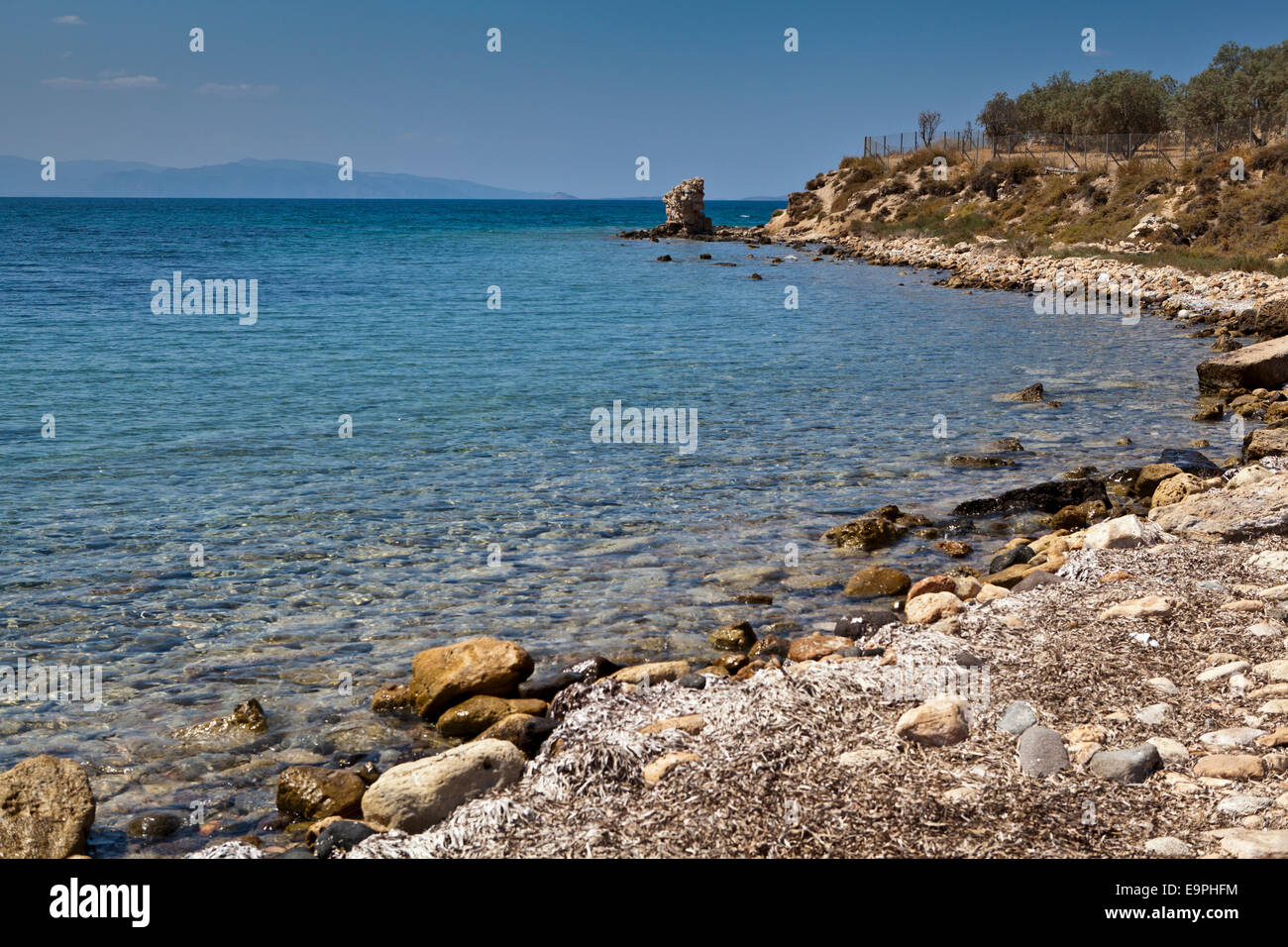 Die felsige Küste von Ägina Stadt in der griechischen Insel Aegina, Griechenland. Stockfoto