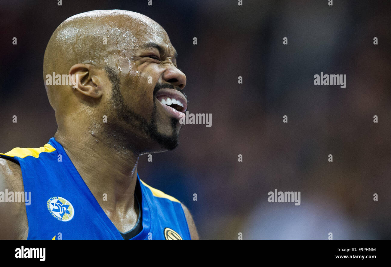 Berlin, Deutschland. 30. Oktober 2014. Tel Avivs Alex Tyus wurde während der Basketball-Euroleague Spiel zwischen Alba Berlin und Maccabi Tel Aviv in der O2 World Arena in Berlin, Deutschland, 30. Oktober 2014 auf seinem Auge verletzt. Foto: Lukas Schulze/Dpa/Alamy Live News Stockfoto