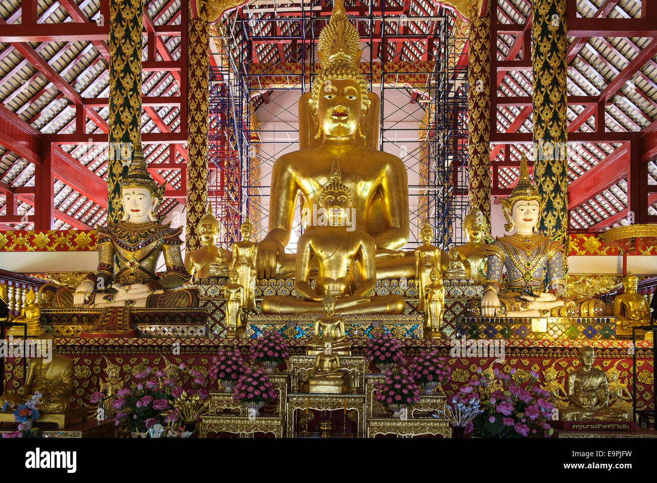 Goldene Buddha-Statue im Viharn Luang Tempel, Chiang Mai, Thailand Stockfoto