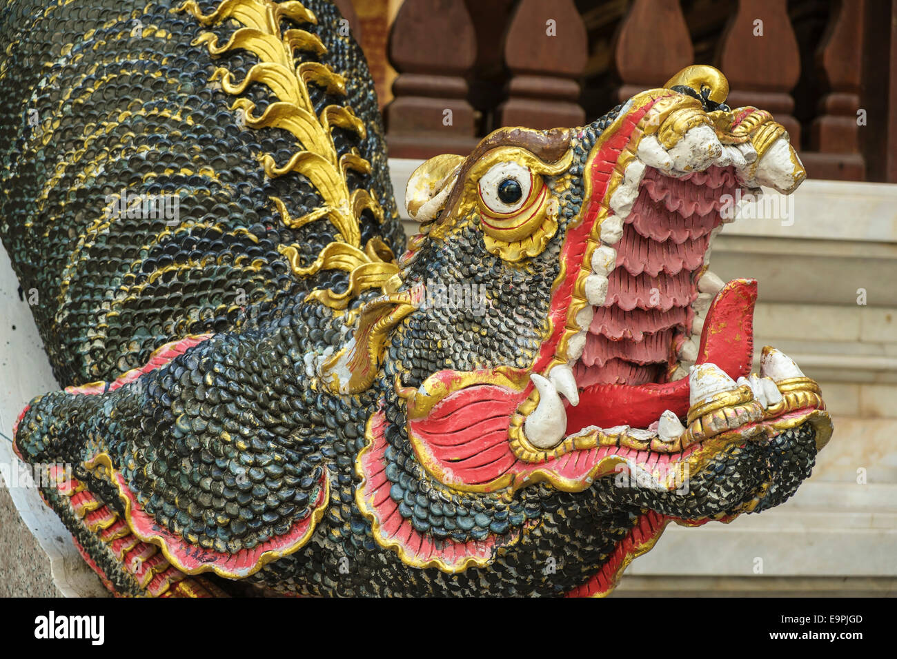 Drachen Skulptur am Doi Sunthep Tempel, Chiang Mai, Thailand Stockfoto