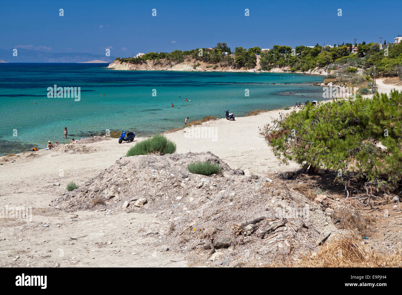 Der Strand von Ägina Stadt in der griechischen Insel Aegina, Griechenland. Stockfoto