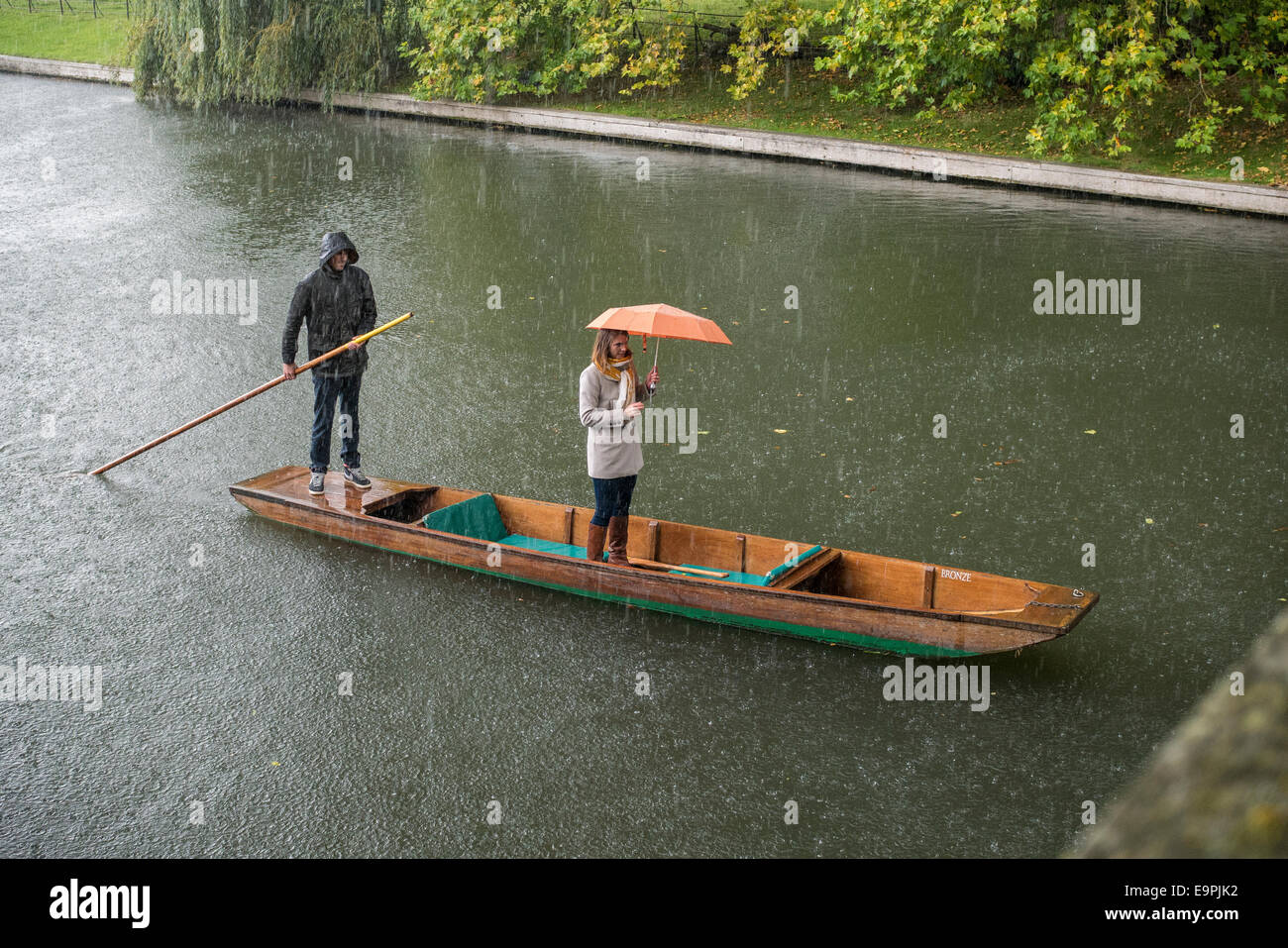 Regendusche während Bootfahren auf dem Fluss Cam, Cambridge UK Stockfoto