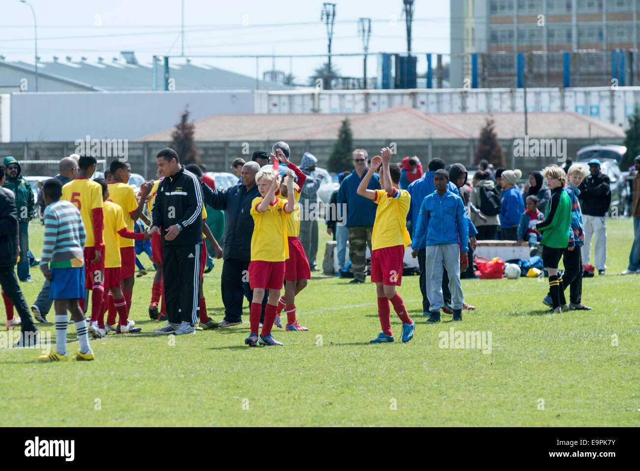 Junior Football Spieler applaudieren Fans nach dem Spiel, Cape Town, Südafrika Stockfoto