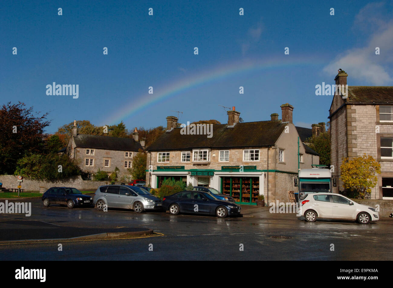 Regenbogen über dem Dorf Hartington. Stockfoto