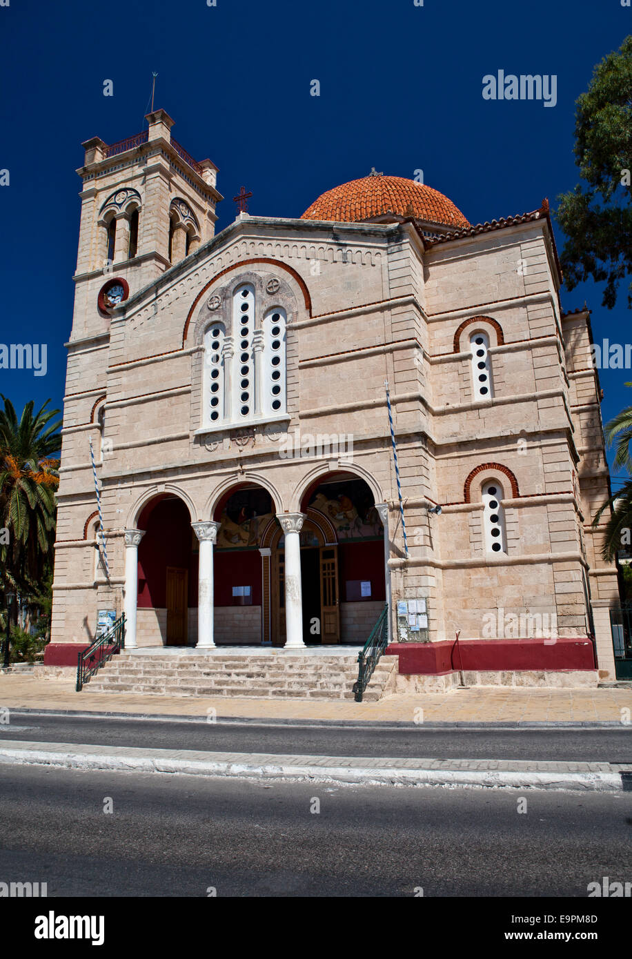 Stadtkirche und Waterfront in Ägina Stadt in der griechischen Insel Ägina Griechenland. Stockfoto