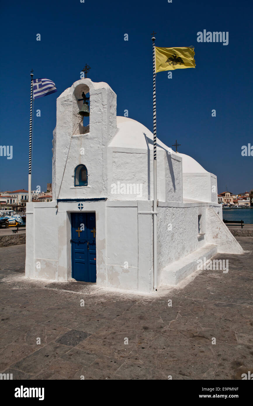 Agios Nikolaos Uferpromenade im Hafen von Ägina Stadt, Aegina Kirche. Griechenland. Stockfoto