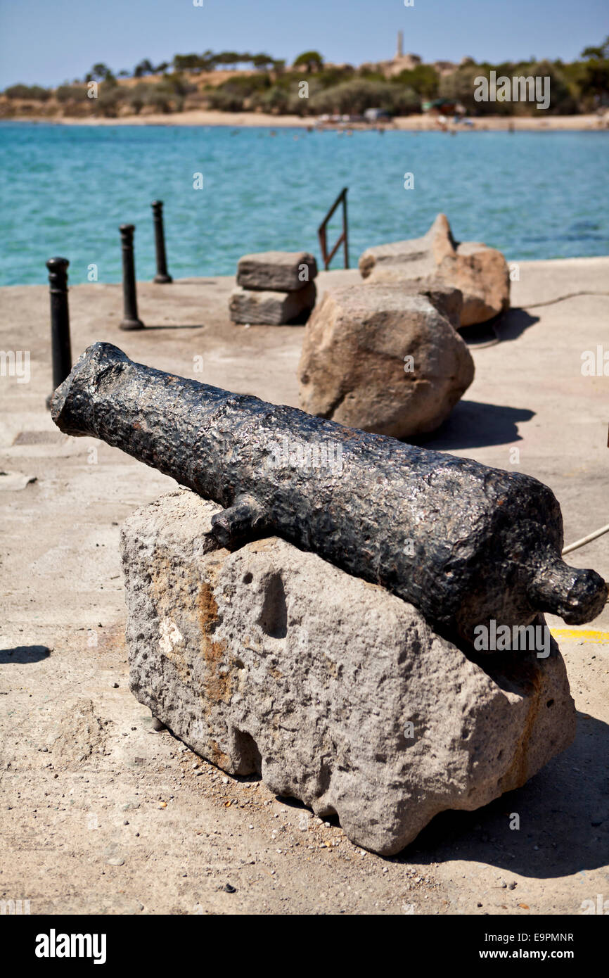 Eine alte Canon an der Küste von Ägina Stadt in der griechischen Insel Aegina, Griechenland. Stockfoto