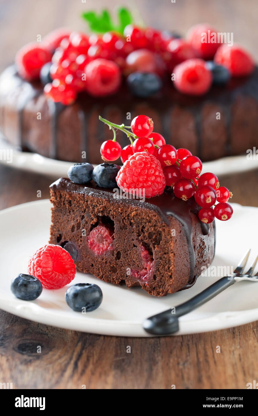 Schokoladenkuchen mit frischen Beeren, selektiven Fokus Stockfoto