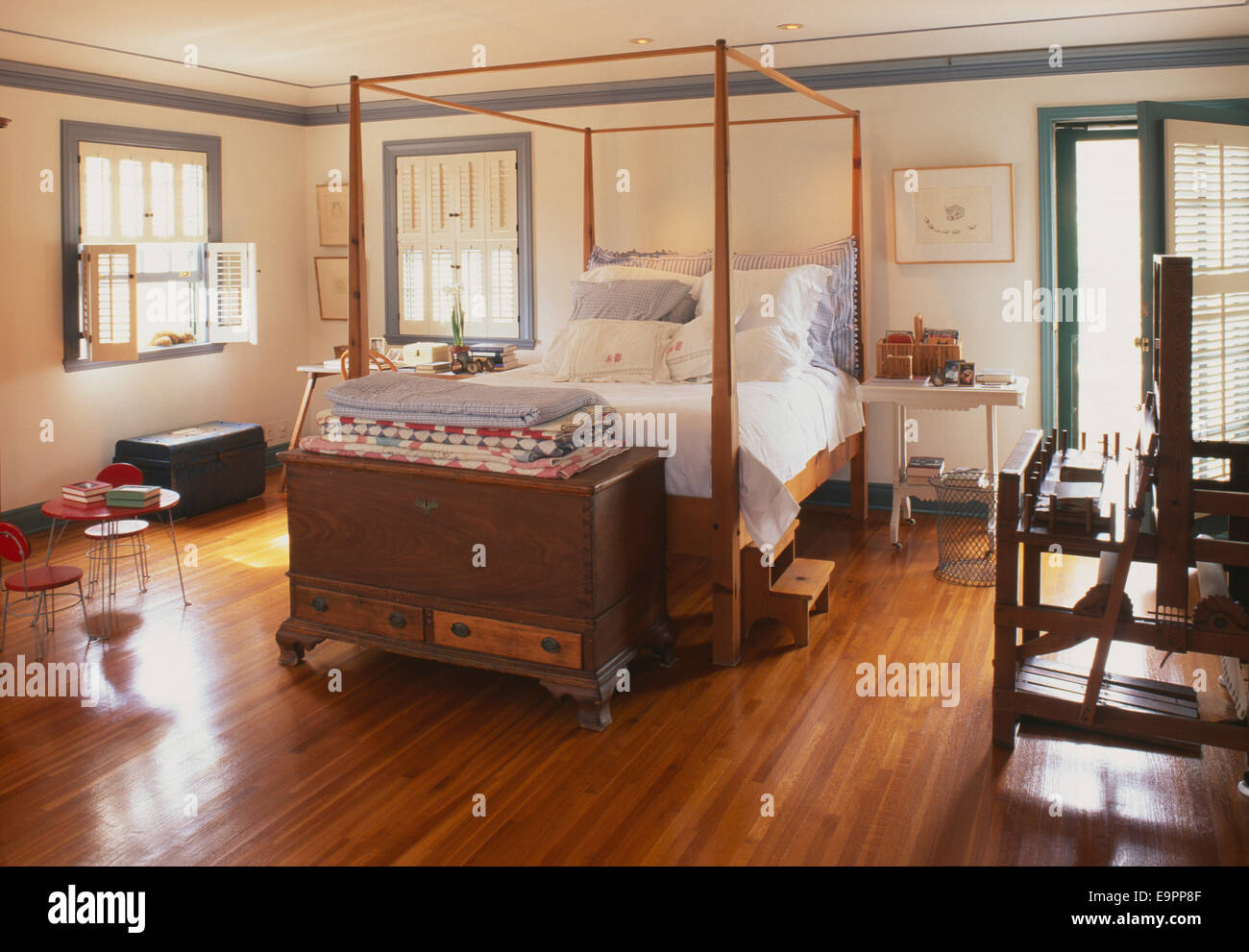 Vier-Himmelbett und Webstuhl in Villa Abbondanza, Los Angeles, USA. Stockfoto