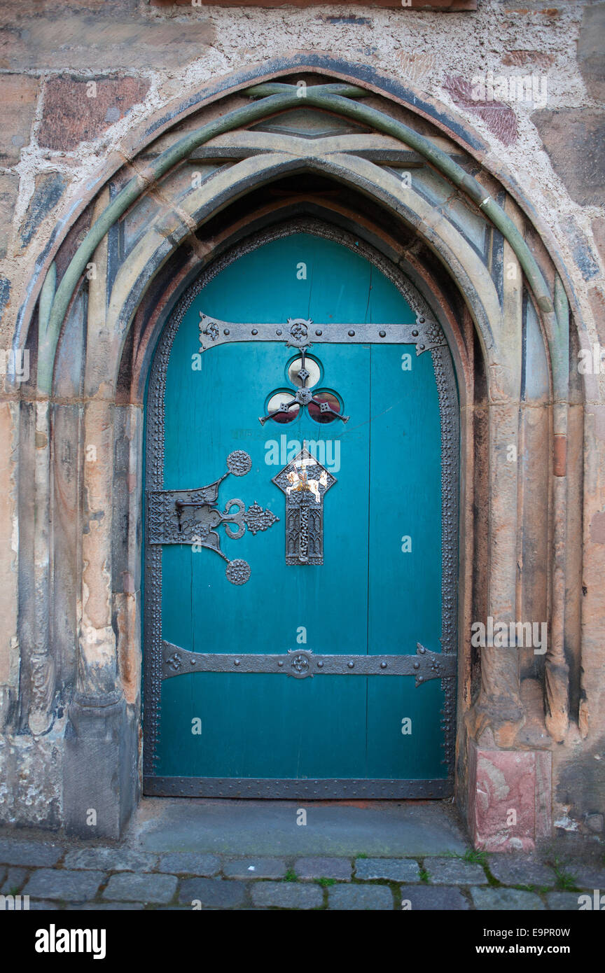 Alte Tür mit Armaturen, Rathaus, Marburg, Hessen, Deutschland, Europa, Stockfoto