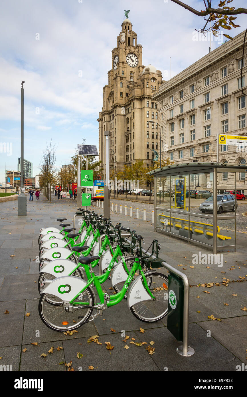 Ein Citybike-Station in Liverpool vor dem Leber-Gebäude. Citybike ist die größte öffentliche Fahrrad außerhalb Londons Stockfoto