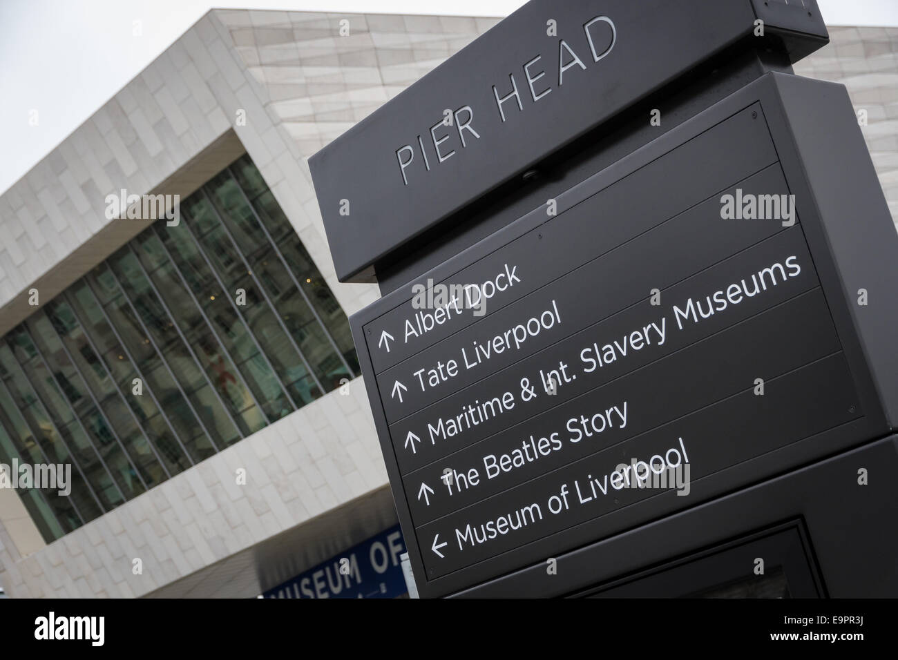 Wayfinding Beschilderung am Molenkopf in Liverpool mit dem Museum of Liverpool im Hintergrund. Stockfoto