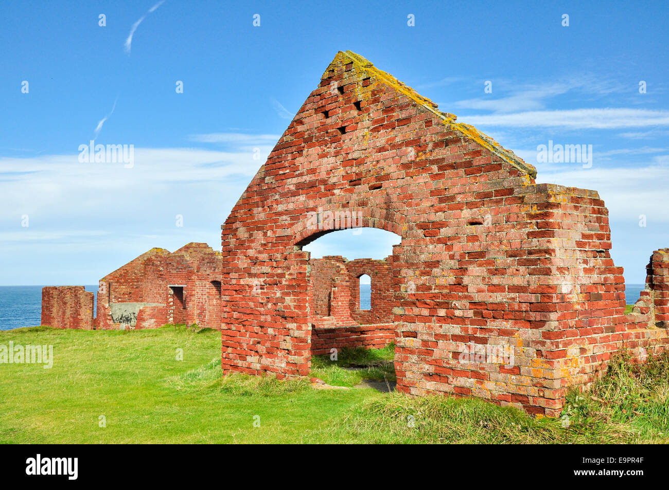 Rote Backsteinbauten. Ruinen aus der industriellen Tätigkeit am Porthgain in Pembrokeshire. Stockfoto