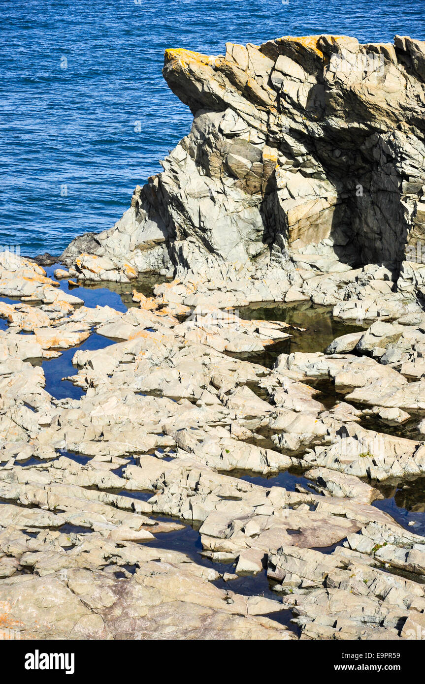 Reste der Steinbruch am Porthgain in Pembrokeshire. Steinen und Fels-Pools direkt am Meer. Stockfoto