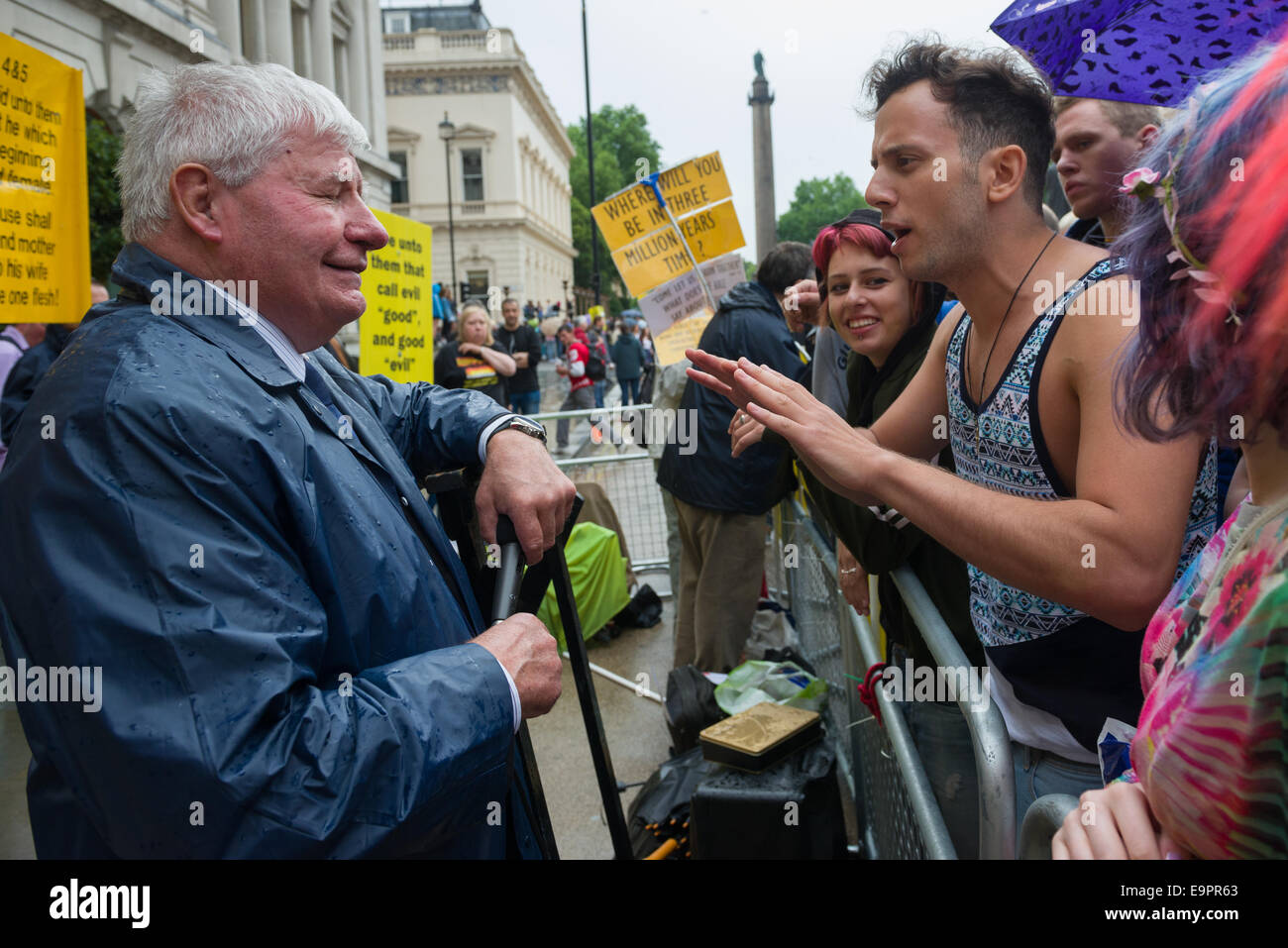 Demonstranten auf der Pride in London Parade 2014 Streit mit einer Gruppe von christlichen Anti-Homosexuell Demonstranten auf Waterloo Place, London, England Stockfoto