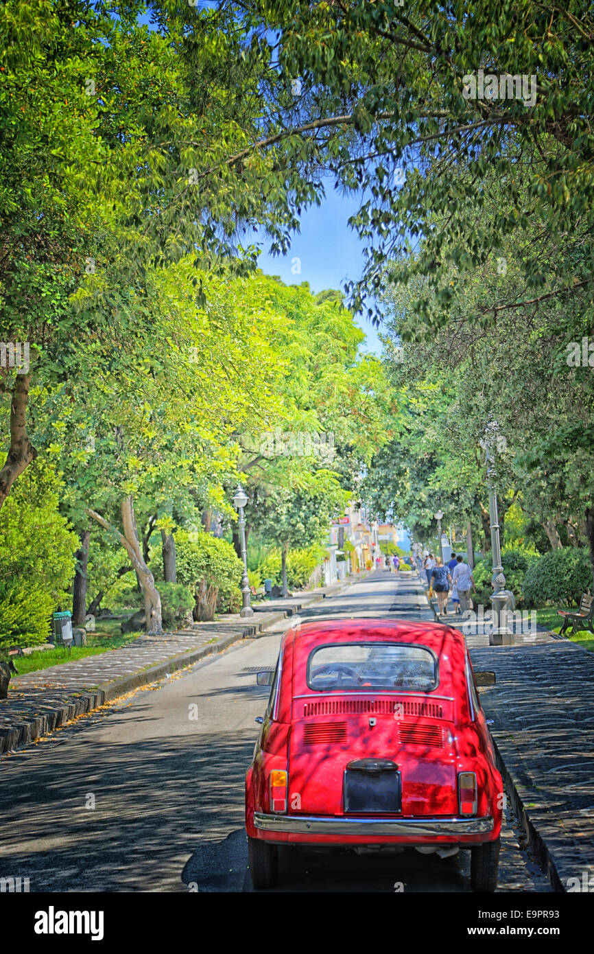 Rote Vintage italienischen Flitzer Auto im grünen park Stockfoto