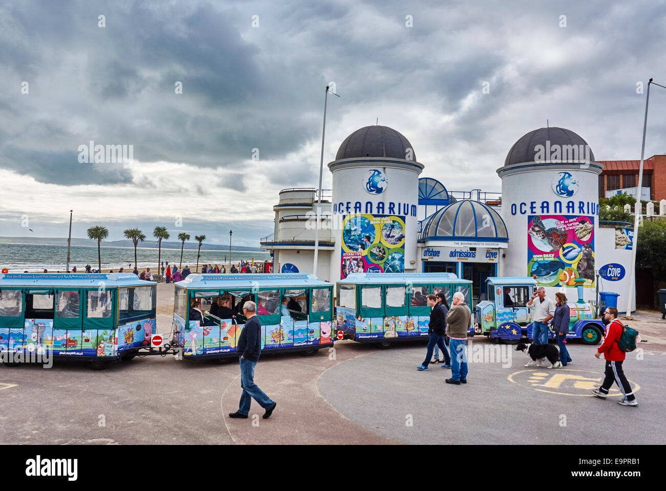 Bournemouth Ozeanarium an einem bewölkten Tag mit vielen Besuchern und Zug. Dorset, England, Vereinigtes Königreich. Stockfoto