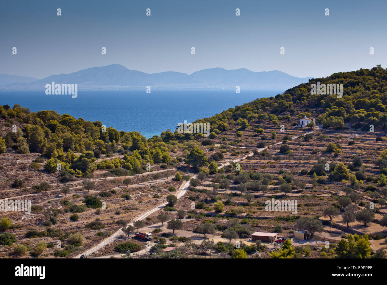 Die Hügel und die Küste von Vaya Stadt der griechischen Insel Ägina Griechenland. Stockfoto